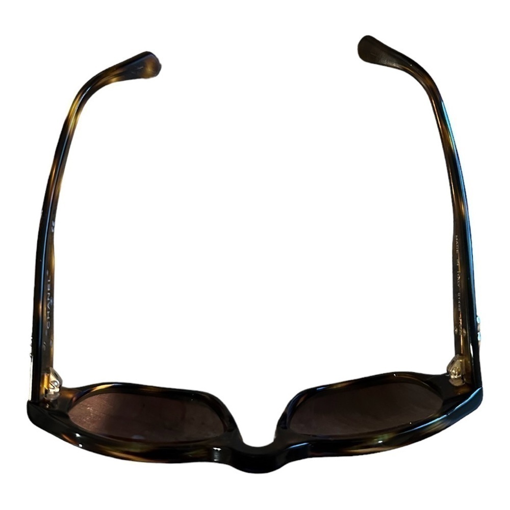90’s Vintage Chanel Sunglasses - Picture 4 of 11